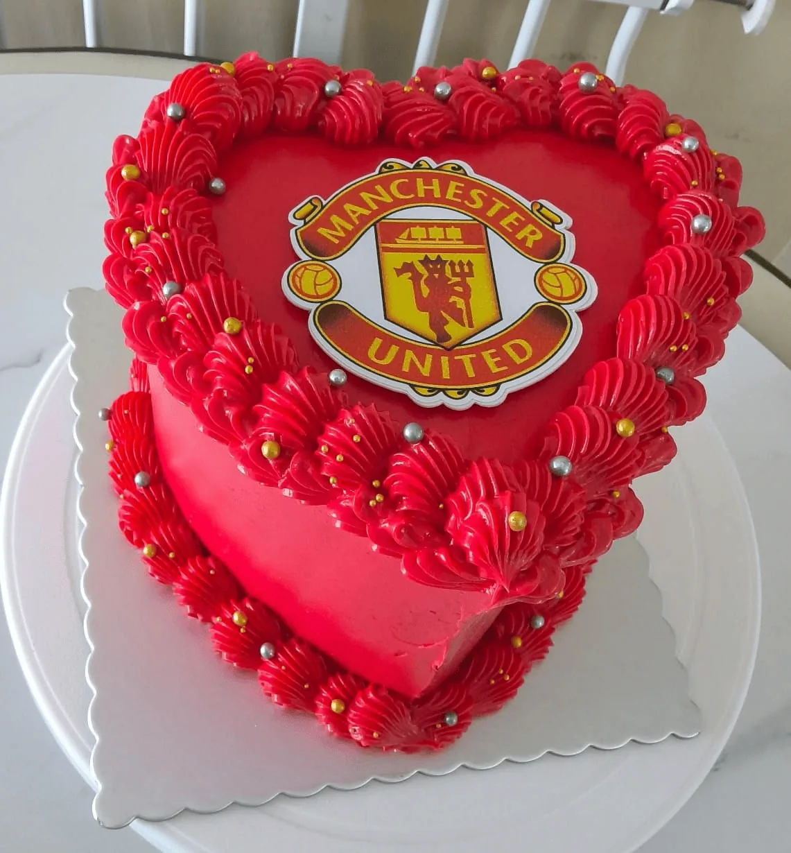 Manchester United heart cake